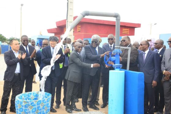 Le Premier Ministre Robert Beugré MAMBE, a procédé à l’ouverture des vannes du système de renforcement de l’alimentation en eau potable de Bouaflé.